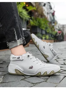 Λεπτομέρεια από λευκά ψηλά sneakers με αντιολισθητική σόλα από καουτσούκ και σκρατς