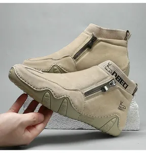 Détail de bottines en cuir kaki avec fermeture éclair latérale et col en maille élastique