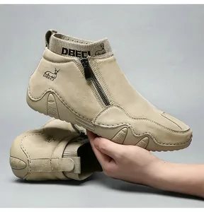 Détail de bottines en cuir kaki avec fermeture éclair latérale et col de cheville élastique