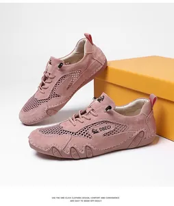 Detail van roze ademende mesh-sneakers met slip-on-ontwerp en rubberen zool