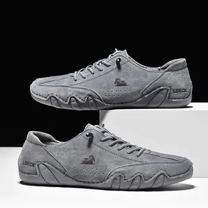 Grijze suède casual herenschoenen met golfpatroonzool en verfijnde logo-details