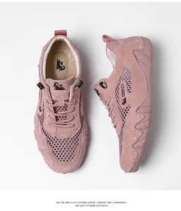 Detail van roze ademende mesh sneakers met DBECI-logo en antislip rubberen zool