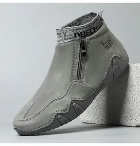 Détail de la botte en daim gris avec col en maille et fermeture éclair latérale pratique