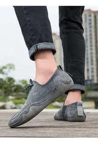 Detalle de mocasines de gamuza gris oscuro con suela de goma antideslizante