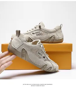 Detail van ademende beige mesh en suède sneakers met steunende rubberen zolen