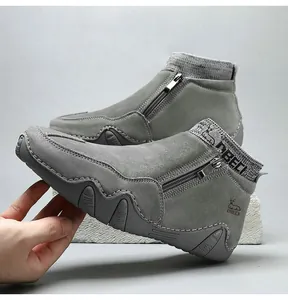 Détail de bottines en cuir gris avec fermeture éclair latérale et col en maille élastique