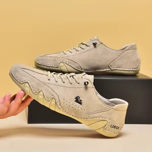 Khaki suède vrijetijdsschoenen voor heren met rubberen zool en geit-logo detail