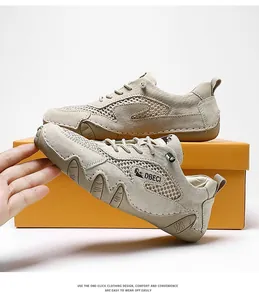 Detailweergave van beige mesh sneakers met suède panelen en een golvende bumperzool