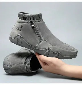Détail de bottines en daim gris avec fermeture éclair latérale et col en maille