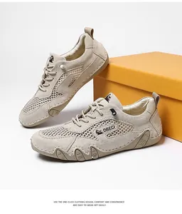 Detail van beige outdoor mesh schoenen met suède panelen en een handig snelvetersysteem