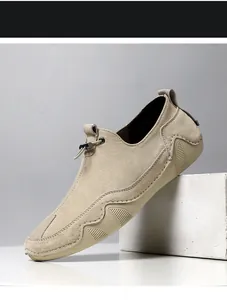 Vista detallada del mocasín de ante beige con costuras artesanales y cierre de cordón