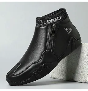 Vue macro de bottes hautes en cuir pour hommes avec zip latéral et semelle en caoutchouc
