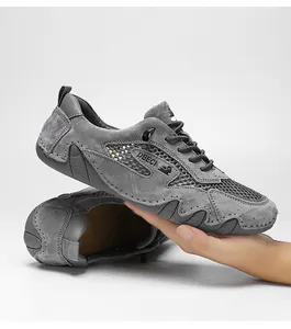 Detail van grijze hardloopschoen van mesh en nubuck met een gekartelde rubberen zool
