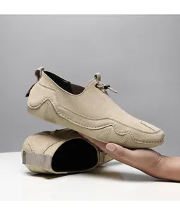 Detalle de mocasines beige con cordón elástico y suela antideslizante con textura ondulada