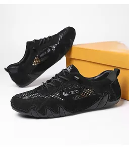 Detailweergave van zwarte outdoor mesh schoenen met duurzame rubberen tractiezool