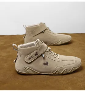 Detailansicht khakifarbener Herren-Wildlederstiefel mit LDECK Logo und Profilsohle