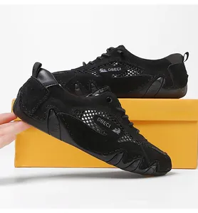 Detail van de ademende mesh stof en antislip rubberen zool van de sportieve vrijetijdsschoen