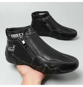 Détail de bottes en cuir pour hommes avec fermeture éclair et col en tricot côtelé