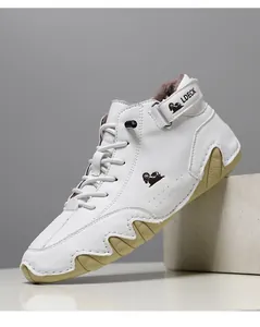 Λεπτομερής όψη από λευκά ψηλά sneakers με ζεστή καφέ επένδυση fleece και σόλα από καουτσούκ