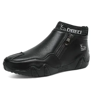 Détail de bottes en cuir noir montrant la fermeture éclair latérale et la semelle épaisse
