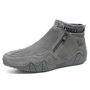 Détails des bottines en cuir gris avec fermeture éclair et motif cerf tricoté au col