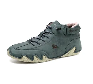 Λεπτομέρεια από ψηλά χειμερινά sneakers με ζεστή φλις επένδυση και στιβαρή σόλα