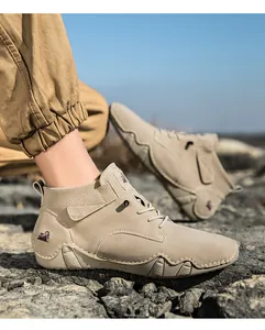 Makroaufnahme der khakifarbenen Outdoor-Boots mit rutschfester Wellensohle und Nubukleder