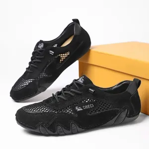 Ademende zwarte mesh herenschoenen met rubberen zool en DBECI merklogo op witte achtergrond