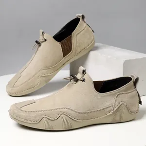 Casual heren loafers van kaki suède met elastische inzetstukken en een stevige rubberen zool
