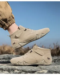 Outdoor Khaki Lederstiefel mit dicker Gummisohle und Schaf-Logo vor blauem Himmel