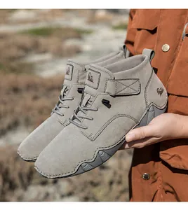 Detailaufnahme grauer Wildleder-Outdoor-Boots mit rutschfester Gummisohle und Logo