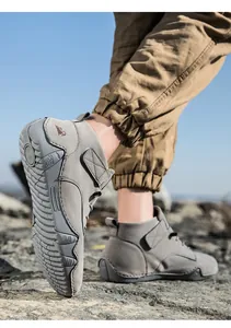 Outdoor Herren-Stiefeletten mit rutschfester Gummisohle auf felsigem Gelände