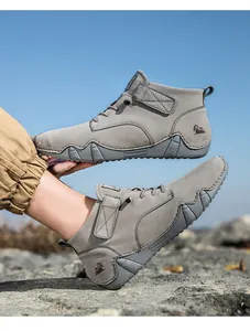 Detail von grauen Outdoor-Stiefeletten mit Wildlederstruktur und Oktopus-Gummisohle