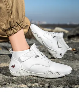 Detailansicht weißer High-Top-Outdoor-Boots mit Ziegen-Logo und rutschfester dicker Sohle