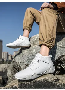 Detailansicht der weißen High-Top Lederfreizeitschuhe mit Schnürung und Klettverschluss