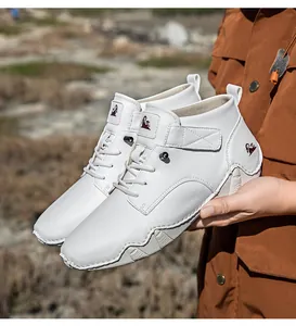 Nahaufnahme weißer Leder-Freizeitschuhe mit Klettverschluss und rutschfester Gummisohle