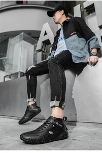Detail von High-Top-Leder-Freizeitschuhen mit Wellensohle und Klettverschluss