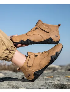 Details von braunen Outdoor-Boots mit Klettverschluss und strukturierter Gummisohle