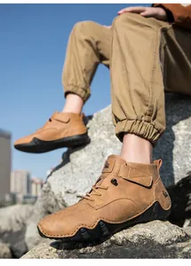 Detailansicht brauner Leder-Outdoor-Boots mit rutschfester Gummisohle auf Felsen