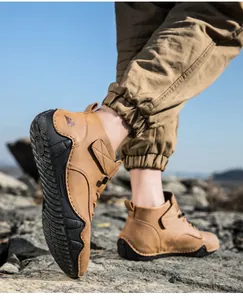 Nahaufnahme der rutschfesten Gummisohle und des kamelfarbenen Leders bei den Outdoor-Herrenschuhen