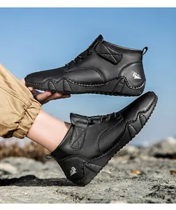 Detailansicht der schwarzen Lederstiefel mit silbernem Ziegenlogo und Klettverschluss