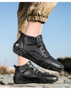 Detailansicht schwarzer Leder-Wanderschuhe mit rutschfester Gummisohle und Logo-Detail