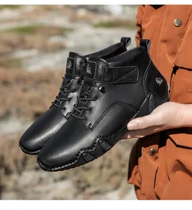 Schwarze hohe Freizeitstiefel aus Leder mit robuster Sohle und Klettverschluss am Knöchel