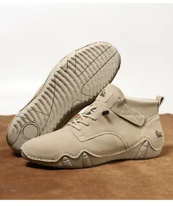Detailansicht khakifarbener Outdoor-Boots mit Wellensohle und Klettverschluss-Riemen