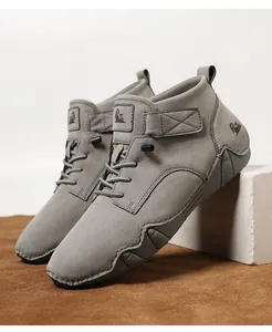 Detailansicht grauer hoher Freizeitschuhe mit rutschfester Sohle und Logo-Detail