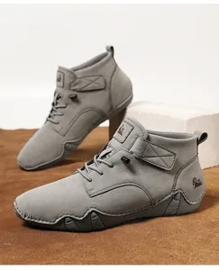 Detailansicht grauer Outdoor-Freizeitschuhe aus Wildleder mit Schnürung und Logo