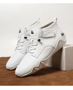 Detail der weißen High-Top-Lederschuhe mit einer rutschfesten Gummisohle für Herren