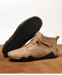Detailansicht lässiger Herren-Schnürstiefel mit rutschfester Gummisohle und kamelfarbenem Leder