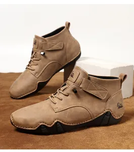 Detailansicht brauner Outdoor-Lederstiefel für Herren mit Klettverschluss und Gummisohle