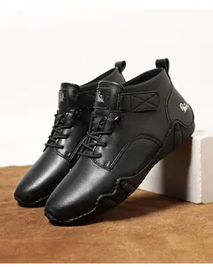 Makro-Detail von Herren-Leder-Boots mit silbernem Logo und rutschfester Gummisohle